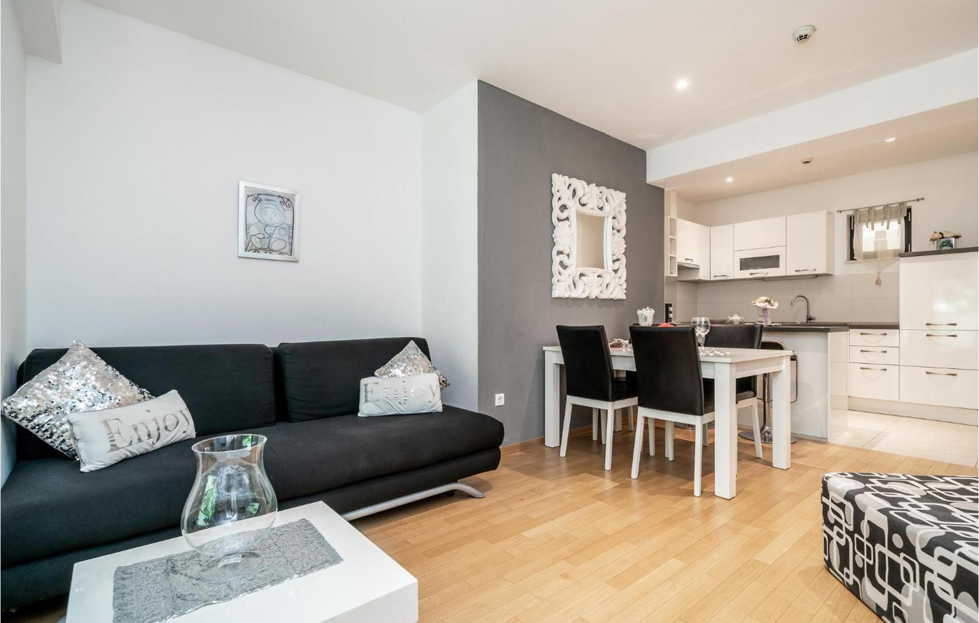 1 Bedroom Amazing Apartment In Дубровник Экстерьер фото